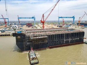 启东中远海工FPSO项目艏艉总段拖上海合拢