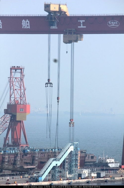 中国首艘航母安装滑跃新分段
